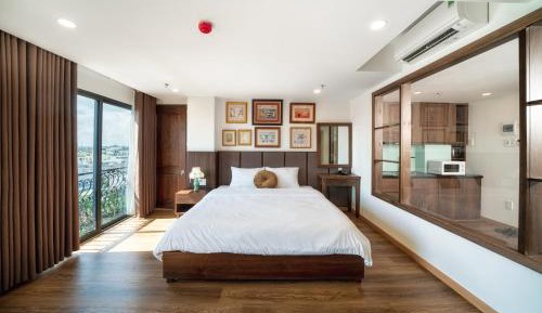 Family Room with Side Sea View