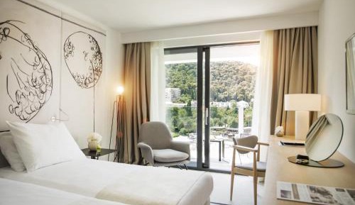 Deluxe Double Room with Sea View and Balcony