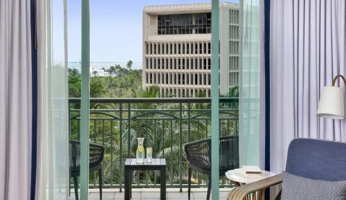 King Room with Balcony and City View - High Floor