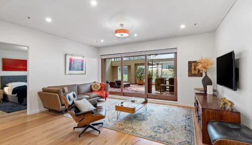 2 Bedroom 2 Bathroom Apartment on level 3 with Parking