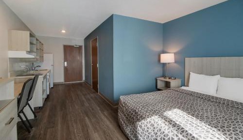 QUEEN SUITE W DISHWASHER (DISHES/COOKWARE INCLUDED)