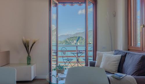 Apartment with Lake View