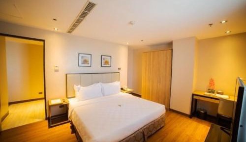 Deluxe Queen Room with Spa Access