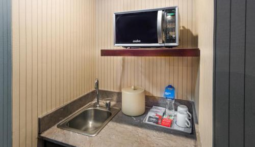 Suite with living area, 1 Bedroom 2 room Suite, 1 King