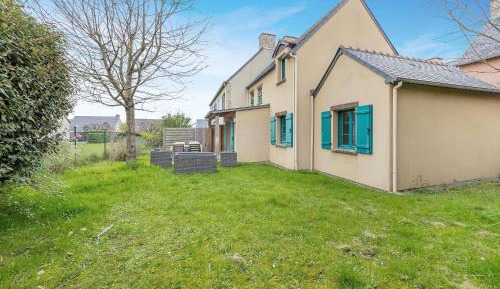 Three-Bedroom Holiday Home 