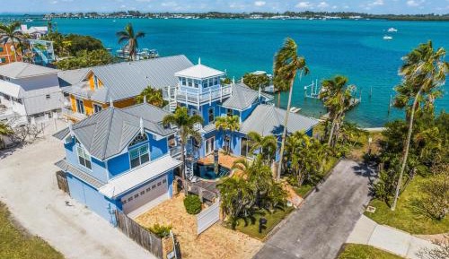 Three-Bedroom Holiday Home 