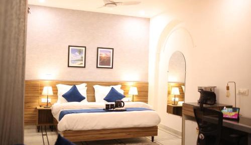 Queen Suite with Spa Bath