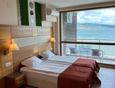 Double or Twin Room with Balcony with Sea View