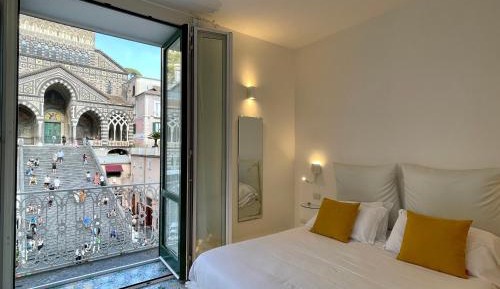 Deluxe Double Room with Balcony and Cathedral View