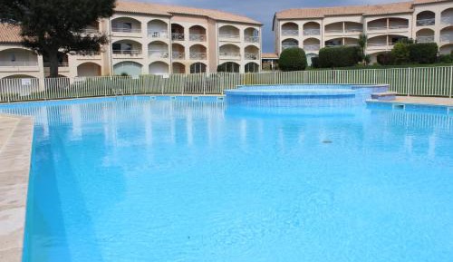 One-Bedroom Apartment with Pool View