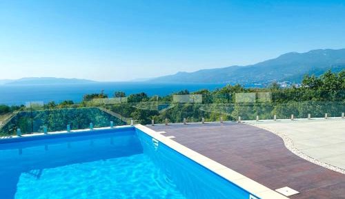 Apartment with Pool View 