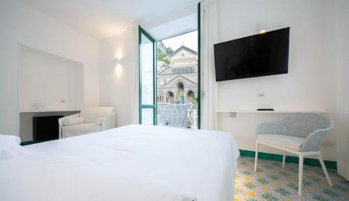 Deluxe Junior Suite with Cathedral