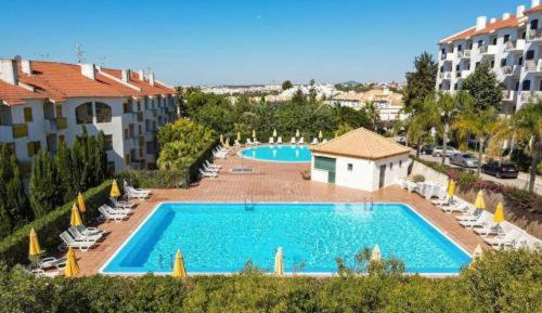 Apartment with Pool View 