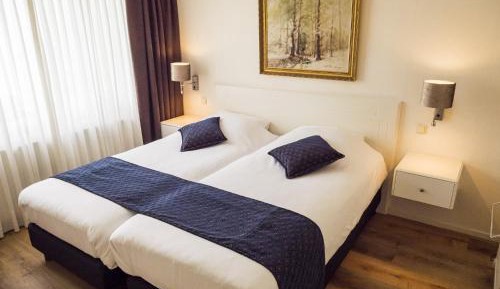 Twin Room with Bath Tub and Shower - Disability Access