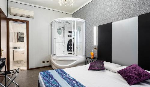 Deluxe Room with Hot Tub