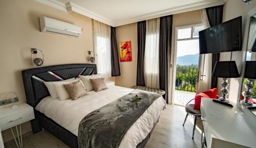 King Suite with Pool View