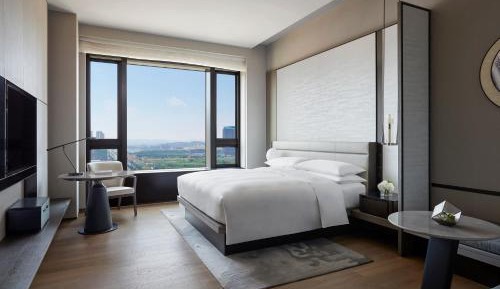 Deluxe, Guest room, 1 King, City view