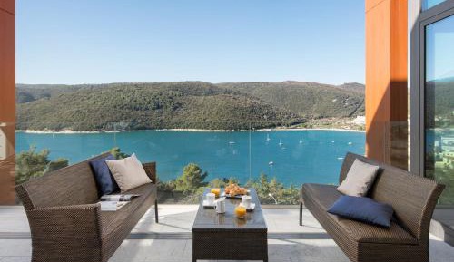 Penthouse Apartment with Free Parking