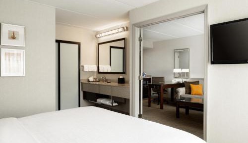 1 Bedroom Suite, 1 King, Sofa bed - Pool View