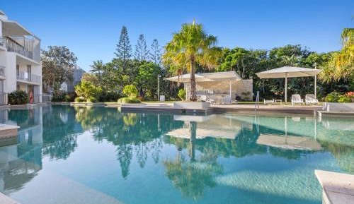 Apartment with Pool View (7)