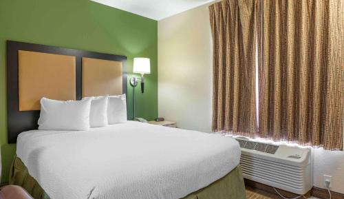 Queen studio with 1 Queen Bed - Disability Access/Non-Smoking