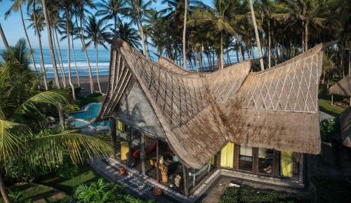 Beachfront Villa Laut