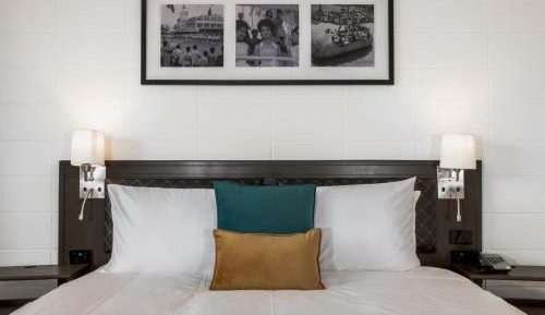 Studio Room - King - Middle Floor
