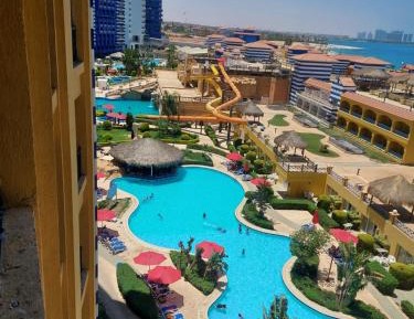 Apartment with Pool View 
