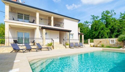 Villa with Swimming Pool