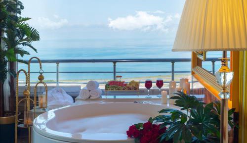Queen Suite with Hot Tub and Sea View 