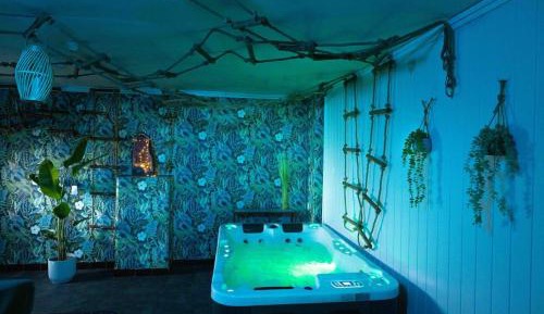 Suite with Hot Tub