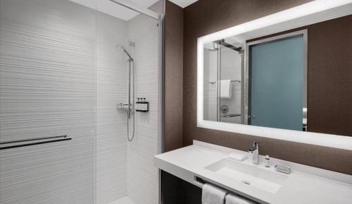 Corner Guest Room, Larger Guest room, 2 Queen