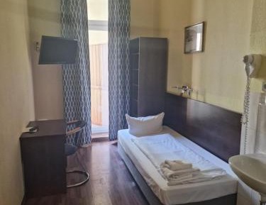 Single room with Shower and Shared Toilet