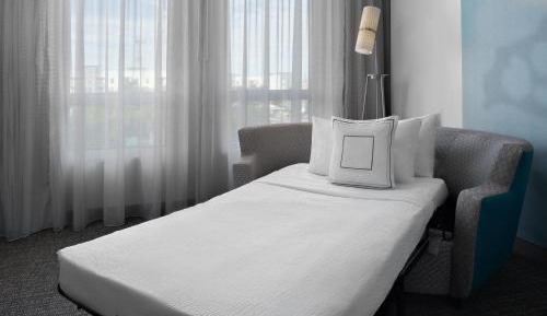 Larger Guest room, 2 Queen, Sofa bed  