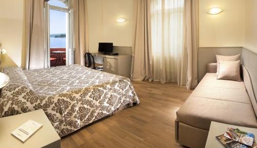 Triple Room with Balcony and Lake View