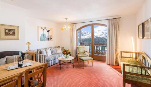Deluxe One-Bedroom Apartment with Balcony 