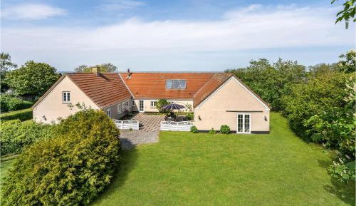 Four-Bedroom Holiday Home