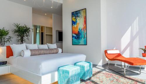 Penthouse King Suite with Partial City View and Whirlpool