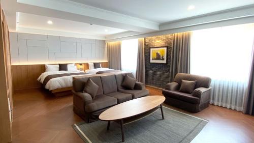Imperial Suite with Mountain View