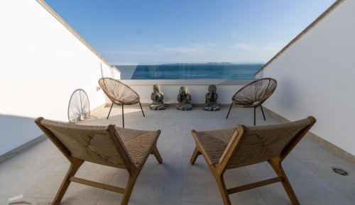 Four-Bedroom House with sea view