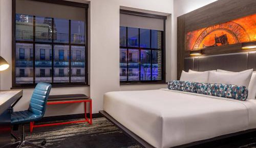 Corner King Room with City View