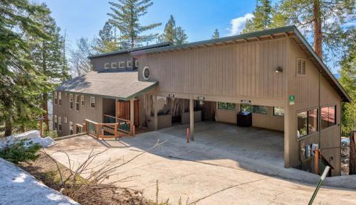 Three-Bedroom Holiday Home 