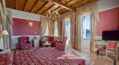 Suite with Lake View
