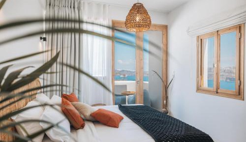 Junior Suite with Hot Tub and Caldera View