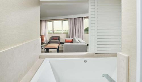 One-Bedroom King Suite with Jetted Tub