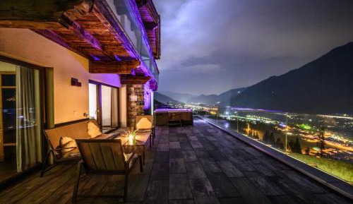 Four Bedroom Deluxe Chalet with Hot Tub and Sauna