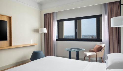 Superior King Room with City View
