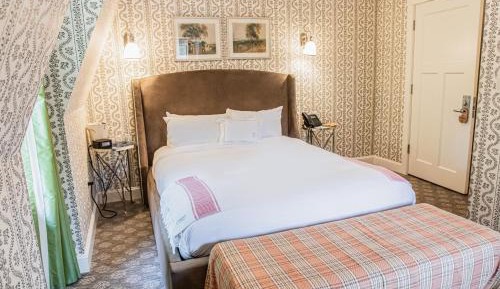 Deluxe Queen Room