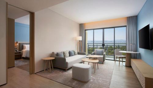 One-Bedroom Deluxe King Suite with Balcony and Ocean View