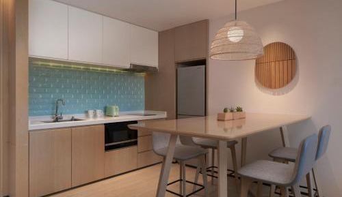 One-Bedroom Deluxe King Suite with Balcony and Garden View